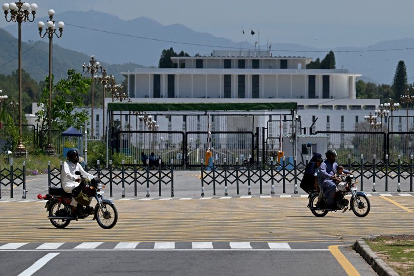 El 26 de abril de 2026, los viajeros pasaban en bicicleta frente a la Casa Presidencial en la Zona Roja de Islamabad, después de que las autoridades levantaran el aumento de seguridad y las restricciones impuestas en la zona ante las esperadas conversaciones de paz entre Estados Unidos e Irán. &nbsp;