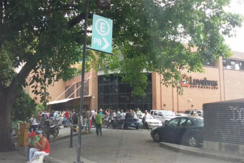 El caos también provocó el robo de alimentos que estaban en otros estantes del supermercado (ARCHIVO)