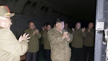En esta foto proporcionada por el gobierno de Corea del Norte, el líder norcoreano Kim Jong Un supervisa pruebas de misiles en un lugar no revelado del país, el 12 de octubre de 2022.