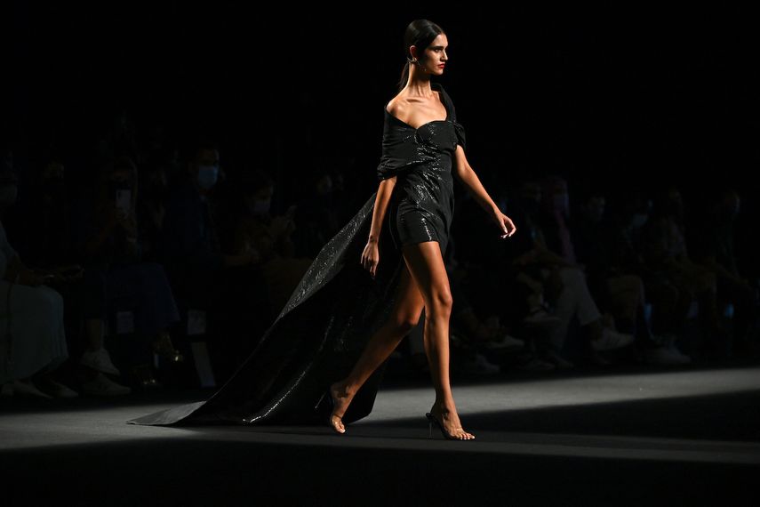 Una modelo presenta una creación de la colección Primavera / Verano 2022 del diseñador español Fernando Claro durante la Mercedes Benz Fashion Week en Madrid el 16 de septiembre de 2021. &nbsp;