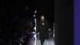 En esta imagen del 17 de enero de 2020, el dise&ntilde;ador Kim Jones recibe aplausos tras el desfile de Oto&ntilde;o-invierno 2020-2021 de Dior Homme en Par&iacute;s.&nbsp;