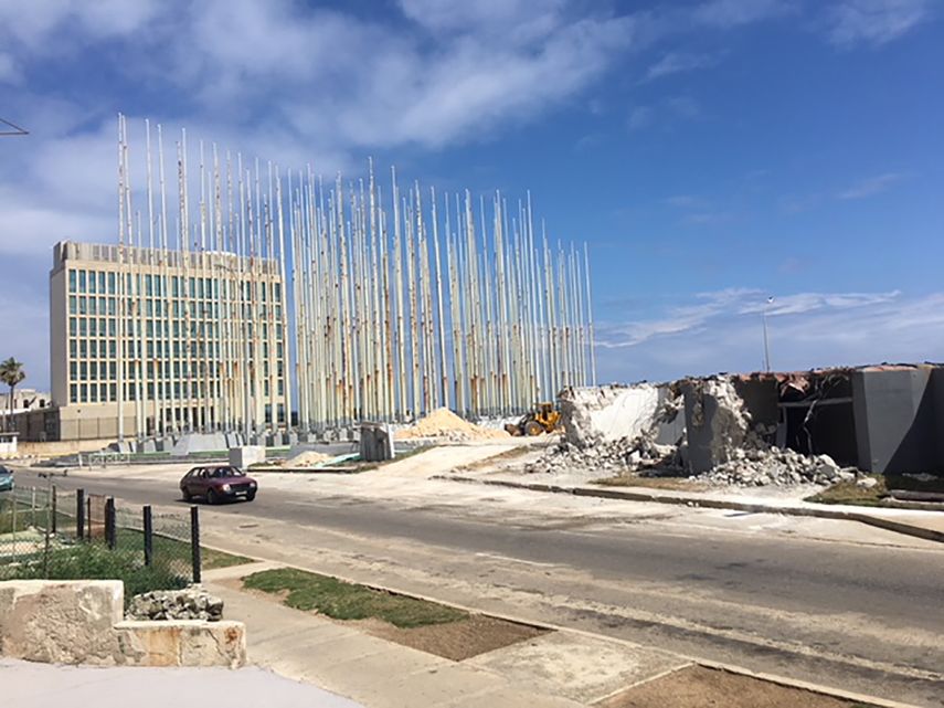 La Tribuna Antiimperialista era una plaza con arcos de estructuras metálicas al mejor estilo del realismo socialista soviético.