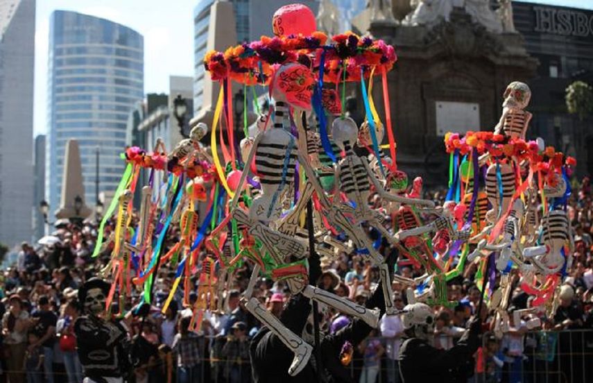 El plato fuerte del festival popular&nbsp;es la Procesión de esqueletos encabezada por 50 marionetas gigantes y&nbsp;amenizada por mariachis.
