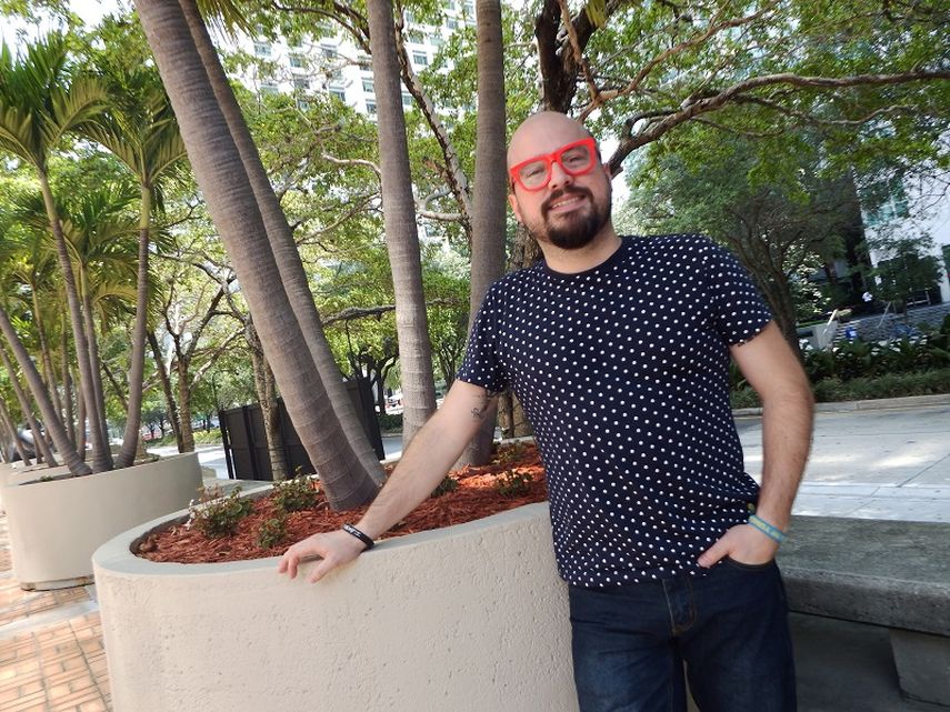 Las gafas rojas responden a otro proyecto, igualmente humanitario. (J.HDEZ)