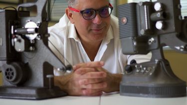 El escritor y realizador cubanoamericano Luis Leonel León junto a sus viejos proyectores de cine.&nbsp;