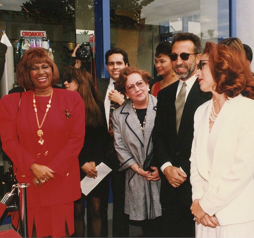 De izq. a der., Celia Cruz junto a Gloria Fajardo y Emilio y Gloria Estefan.&nbsp;