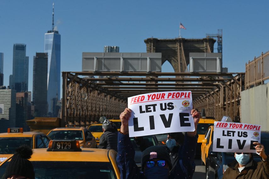 Conductores de taxis amarillos bloquean el tráfico en una protesta para exigir la condonación de la deuda de los taxistas afectados por la pandemia del coronavirus, en la ciudad de Nueva York el 10 de febrero de 2021.&nbsp;