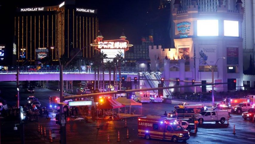 Vista de las inmediaciones del hotel Mandalay Bay, en Las Vegas, donde un tiroteo dejó un saldo preliminar de 58 muertos y más de 500 heridos.