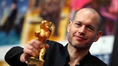 El cineasta israelí Nadav Lapid muestra el Oso de Oro que recibió en la Berlinale de 2019 por su filme Synonimes.&nbsp;