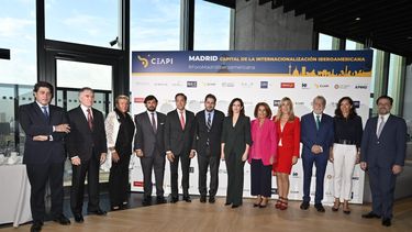 La presidenta de la Comunidad de Madrid, Isabel Díaz Ayuso (centro chaqueta y pantalón negro) junto a inversores iberoamericanos.