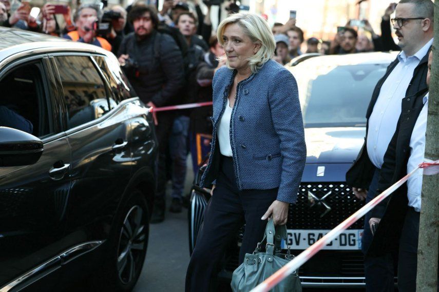 Marine Le Pen abandona la sede del partido francés de derecha Agrupación Nacional, después de que un tribunal francés la condenara a cinco años de inhabilitación para presentarse a las elecciones y a una pena de prisión en un juicio por supuesta malversación de fondos públicos europeos.