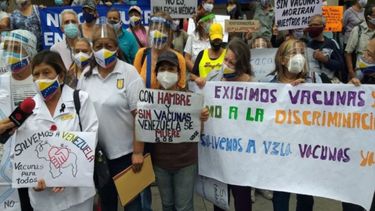 Integrantes del Frente Amplio Venezuela Libre manifestaron para exigir un plan de vacunación contra el COVID-19.