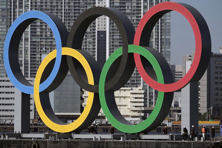 En esta foto del 1 de diciembre de 2020, los anillos olímpicos son desplegados en el distrito de Odaiba de Tokio.&nbsp;