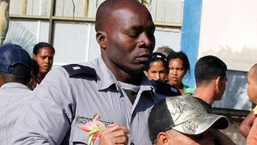 Agentes de seguridad detienen a activistas de oposición antes del inicio de una marcha con motivo del Día Internacional de los Derechos Humanos en La Habana, Cuba.