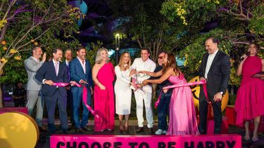 Momento simbólico de apertura: el corte de cinta marca oficialmente el inicio de Days to Shine Miami, una celebración del talento, la innovación y la inspiración.