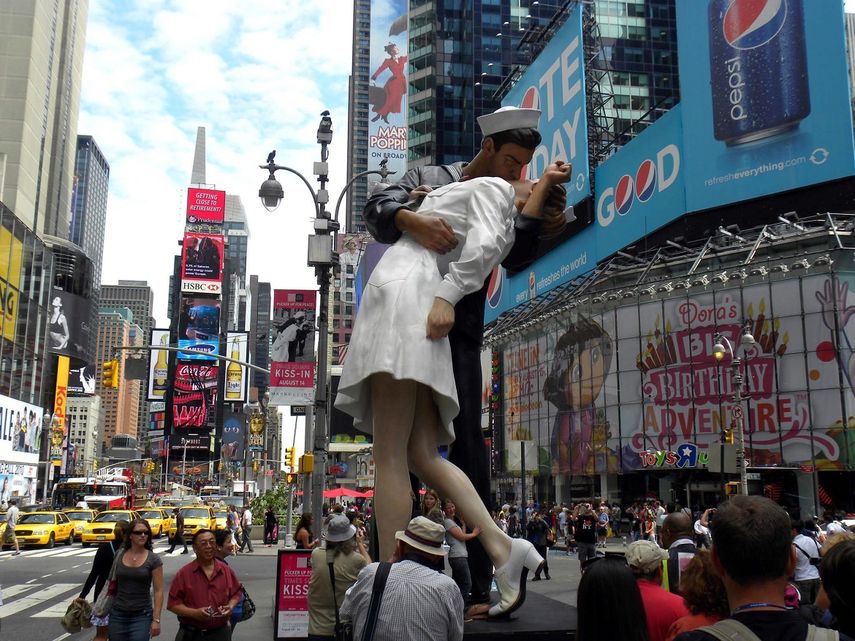 Fotografía de archivo de una estatua que reproduce el famoso beso entre un marinero y una enfermera al término de la II Guerra Mundial en Times Square, Nueva York.