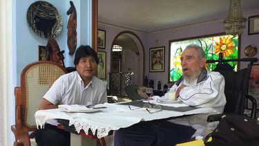 En las imágenes se ve al expresidente cubano en su domicilio, vestido con su habitual chándal, conversando con Morales