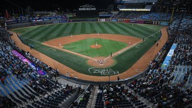 La imagen muestra una vista general del Estadio Monumental Simón Bolívar en Caracas, Venezuela. La imagen muestra una vista general del Estadio Monumental Simón Bolívar en Caracas, Venezuela.
