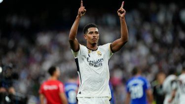 Jude Bellingham celebra tras anotar el segundo gol del Real Madrid en la victoria 2-1 ante Getafe por la Liga de España, el sábado 2 de septiembre de 2023, en el estadio Santiago Bernabéu.