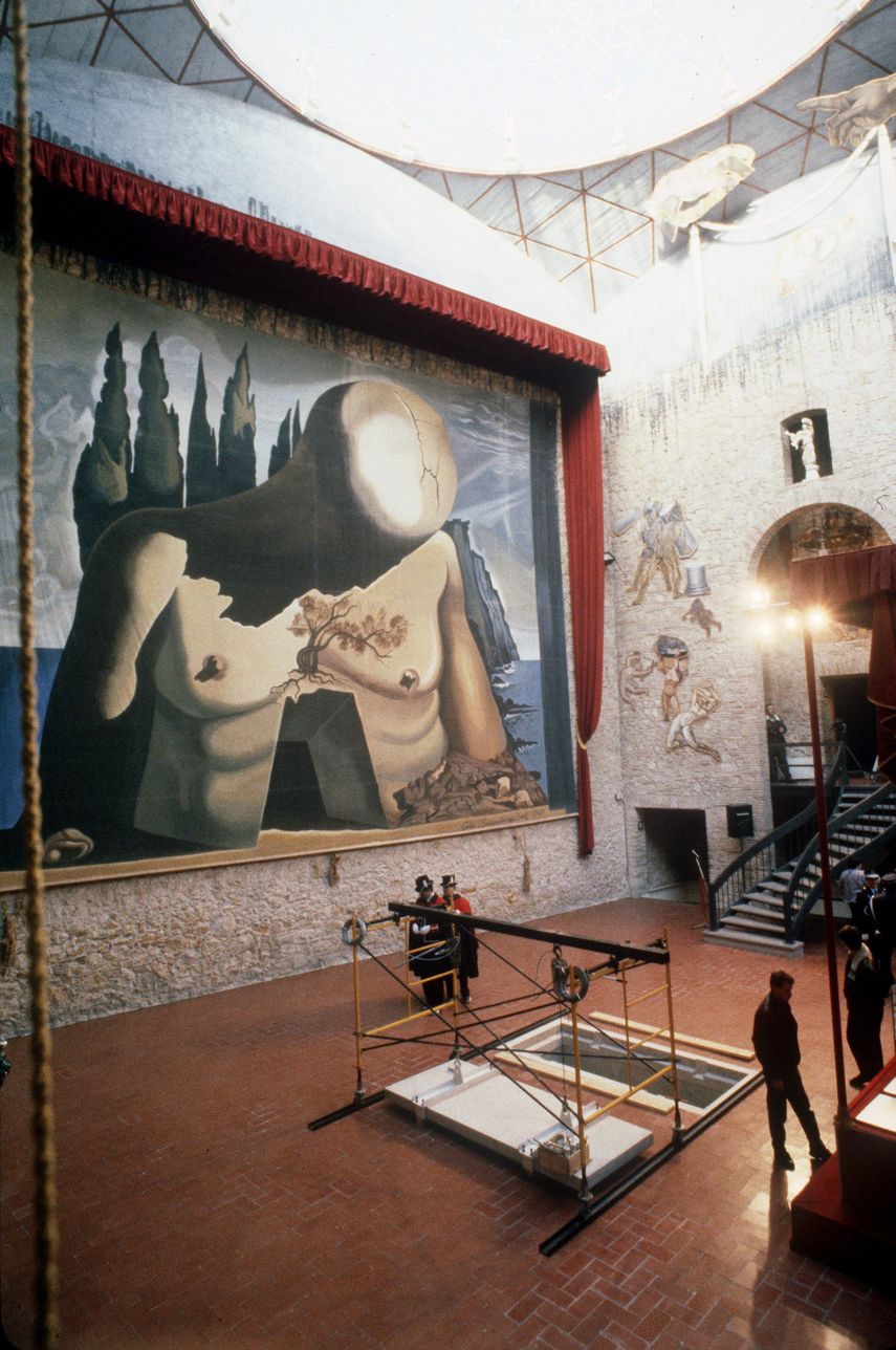 Foto de archivo, del 25 de enero de 1989, durante los preparativos para el entierro de Salvador&nbsp;Dalí, en el Museo Teatro de Figueras. El cadáver del pintor será exhumado por orden de una juez de Madrid.&nbsp;