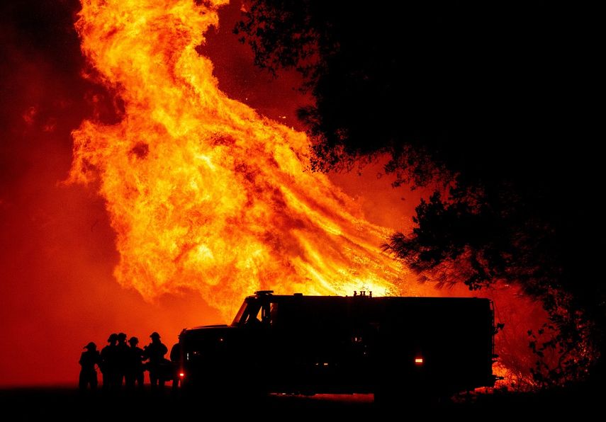 Los bomberos del condado de Butte observan c&oacute;mo las llamas se elevan sobre su cami&oacute;n en el incendio Bear en Oroville, California, el 9 de septiembre de 2020.&nbsp; &nbsp; &nbsp;