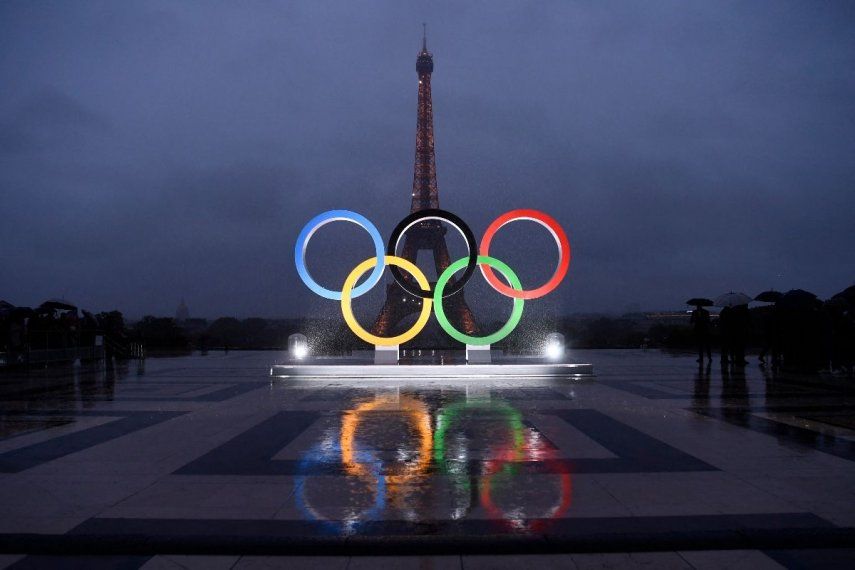 (ARCHIVOS) Una imagen muestra los anillos olímpicos en la explanada del Trocadero cerca de la Torre Eiffel en París, el 13 de septiembre de 2017, después de que el Comité Olímpico Internacional nombrara a París ciudad anfitriona de los Juegos Olímpicos de verano de 2024. Los anillos olímpicos se instalarán en la Torre Eiffel con motivo de los Juegos Olímpicos de París 2024, según supo el operador del lugar el 8 de abril de 2024. &nbsp;