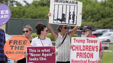 Manifestantes sostiene pancartas afuera de un albergue para ni&ntilde;os migrantes no acompa&ntilde;ados en Homestead, Florida, el 15 de julio de 2019.