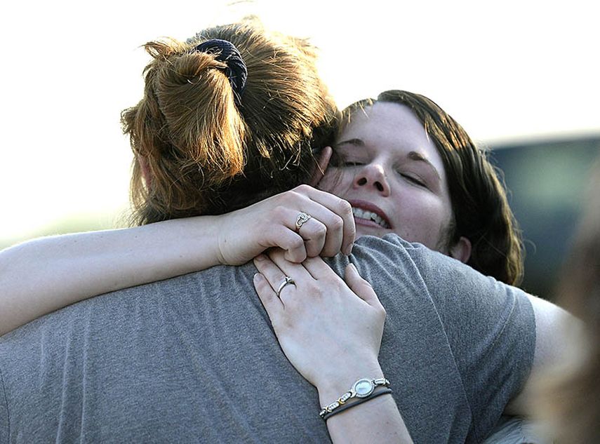 Rachel Scott, hija de las víctimas, se abraza a una amiga tras conocerse la muerte de Robert Eugene Hendrix el miércoles. (AP)
