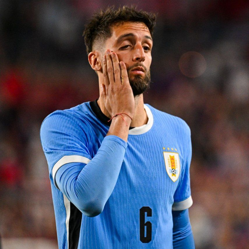 El centrocampista uruguayo, Rodrigo Betancur, reacciona tras recibir una tarjeta roja.