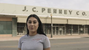 Alexandra Orozco posa para una foto frente a la tienda de J.C. Penny en la que trabajaba el 6 de diciembre del 2020 en Delano, California. La tienda cerró.
