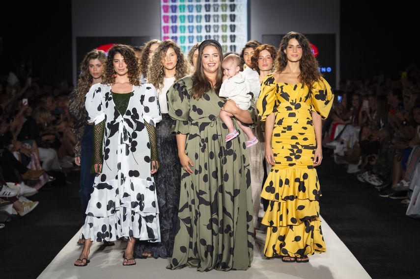 La diseñadora Alexandra Bueno despide su desfile en Colombiamoda 2019, en el que resaltaron las havaianas brasileñas. 