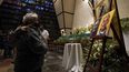 Una feligrés se lamenta frente a las imágenes de los sacerdotes jesuitas Javier Campos Morales y Joaquín César Mora Salazar durante una misa el martes 21 de junio de 2022, en la Ciudad de México.&nbsp;