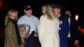El presidente de Estados Unidos, Joe Biden, y la primera dama, Jill Biden, conversan antes de embarcar en el Air Force en la base de la Fuerza Aérea de Andrews, Maryland, el 23 de noviembre de 2021, para viajar a Nantucket, Massachussets. El presidente de Estados Unidos, Joe Biden, y la primera dama, Jill Biden, conversan antes de embarcar en el Air Force en la base de la Fuerza Aérea de Andrews, Maryland, el 23 de noviembre de 2021, para viajar a Nantucket, Massachussets.