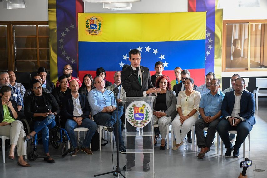 El presidente encargado de Venezuela, Juan Guaidó, habla durante una conferencia de prensa el 9 de marzo de 2020
