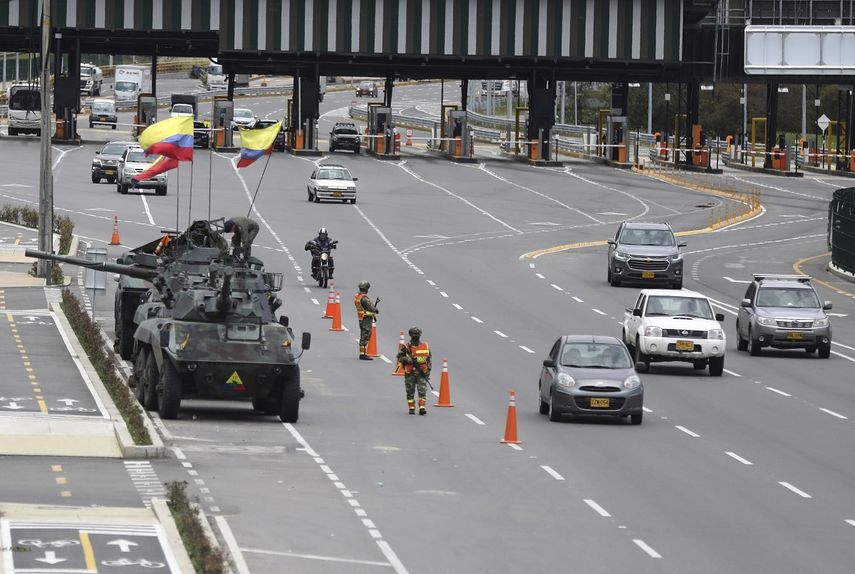 Soldados y tanques del ejército vigilan las casetas de peaje para evitar que los manifestantes las dañen en las afueras de Bogotá, Colombia, el martes 4 de mayo de 2021.&nbsp;