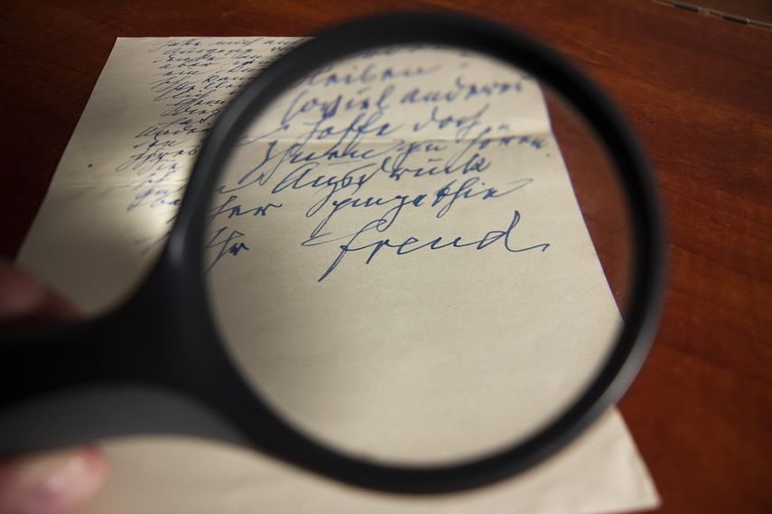 Un funcionario en una casa de subastas muestra una carta manuscrita de Sigmund Freud en Jerusal&eacute;n.