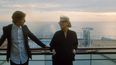 En esta imagen difundida por HBO Max, Lucas Hedges, a la izquierda, y Meryl Streep en una escena de Let Them All Talk.