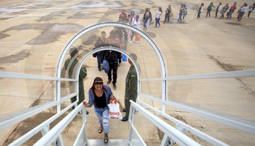 Médicos cubanos suben a un avión en Brasil.&nbsp;