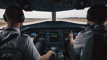 Pilotos se preparan para el despegue del vuelo.