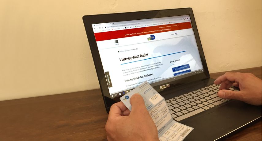 Puede solicitar el voto por correo a través de Internet o teléfono.