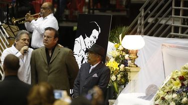 Los músicos José Nogueras (i), el director de la agrupación La Selecta Raphy Leavitt (c) y el cantante Samy Marrero (2d), rinden tributo al salsero Cheo Feliciano. (EFE)