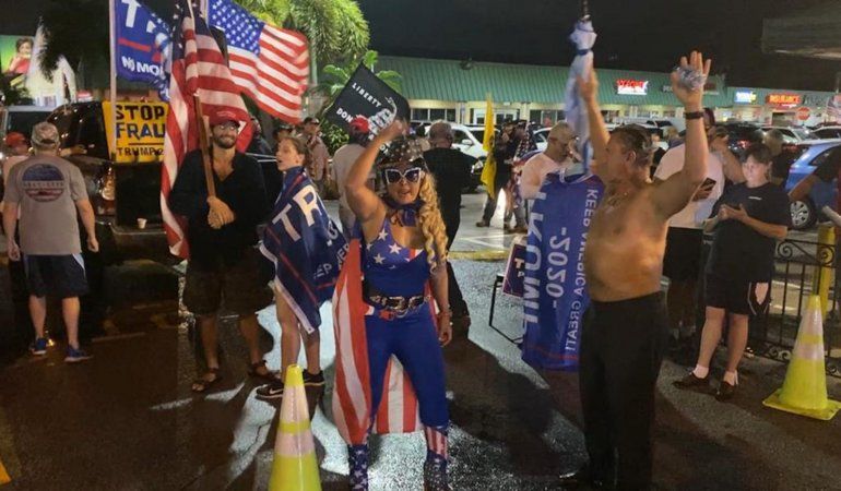 Simpatizantes del presidente Trump se manifiestan en el sur del condado Miami-Dade en la noche de este jueves 5 de noviembre. 