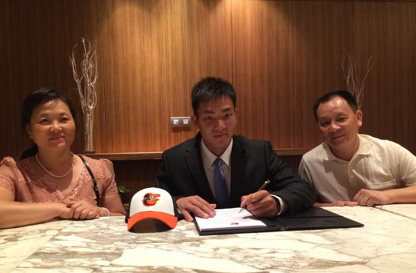 Itchy batea y lanza a la zurda. (CORTESÍA TWITTER) 