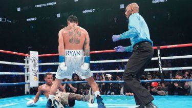 Ryan García derriba a Devin Haney en el séptimo asalto de una pelea dentro de la categoría de los superligeros, el domingo 21 de abril de 2024, en Nueva York&nbsp;