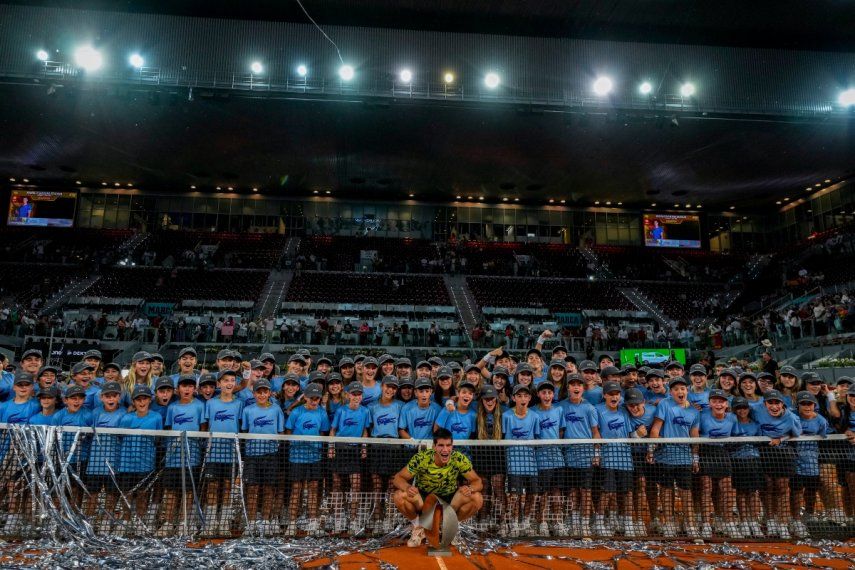 Carlos Alcaraz posa con el trofeo de campeón del Abierto de Madrid tras derrotar a Jan-Lennard Struff en la final masculina, el domingo 7 de mayo de 2023.