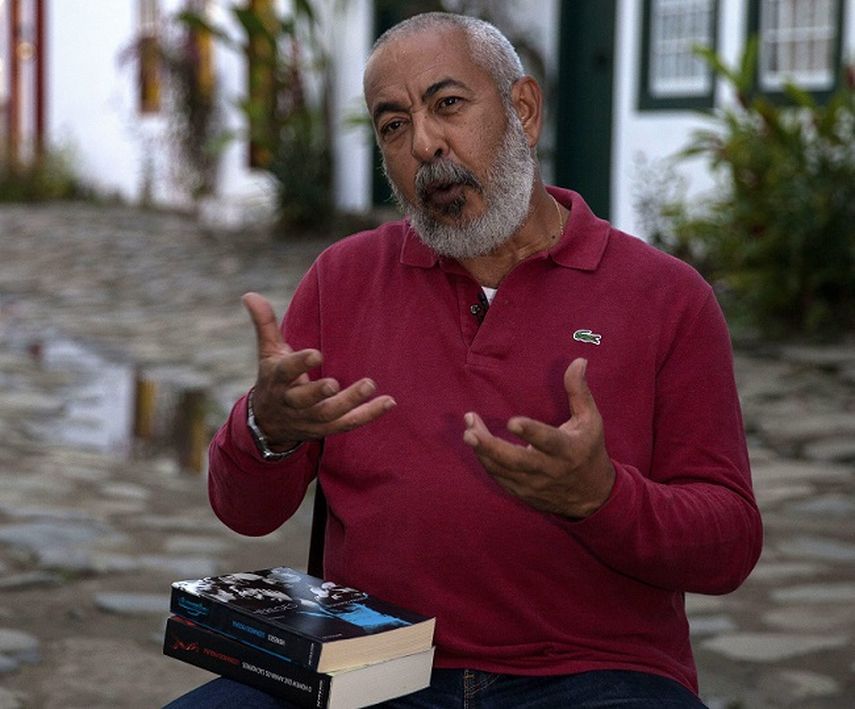 El escritor cubano Leonardo Padura posa durante una entrevista en el marco de la Fiesta Internacional Literaria de Paraty en Brasil. (EFE). 