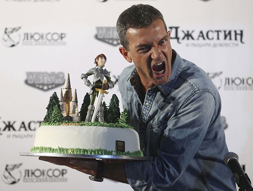 El actor y productor español Antonio Banderas posa para los fotógrafos con una tarta, durante la presentación y preestreno de su último proyecto, la película de animación Justin y la espada del valor, en Moscú (Rusia). EFE/Sergei Chirikov