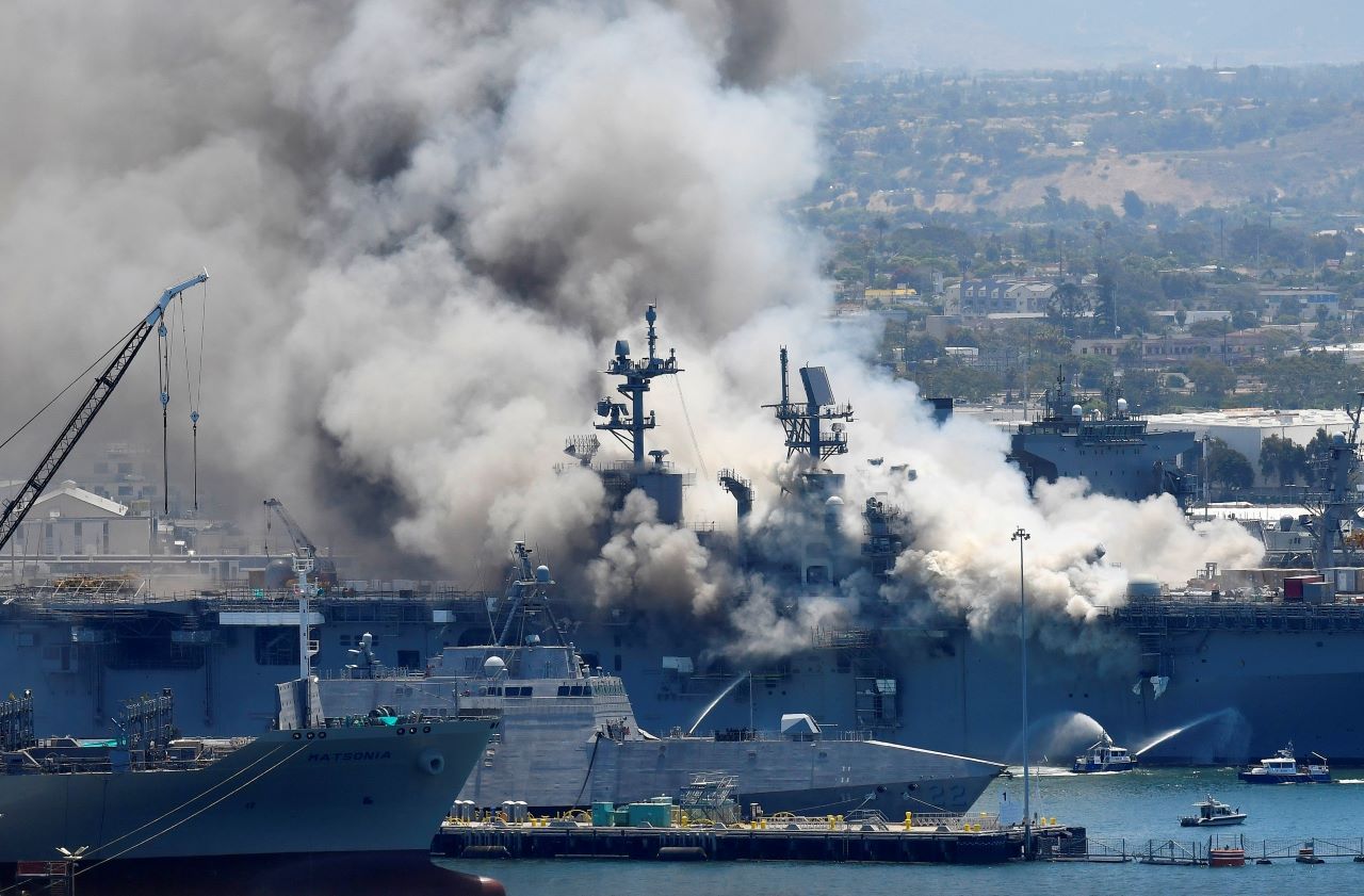 Fotografía de archivo del 12 de julio de 2020 de humo saliendo del buque militar Bonhomme Richard en la Base Naval de San Diego, luego de una explosión e incendio a bordo del barco. Fotografía de archivo del 12 de julio de 2020 de humo saliendo del buque militar Bonhomme Richard en la Base Naval de San Diego, luego de una explosión e incendio a bordo del barco.
