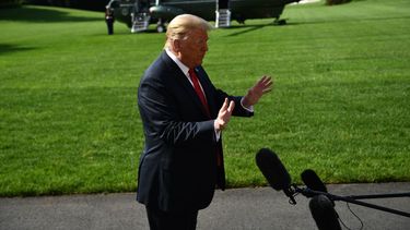 El presidente Donald Trump da declaraciones antes de partir en el helicóptero con destino a Arizona.
