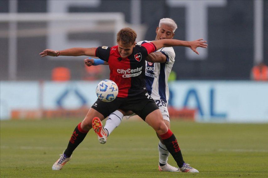El atacante Mateo Silvetti, del Newells, defiende el balón en un partido, el 15 de diciembre de 2024.